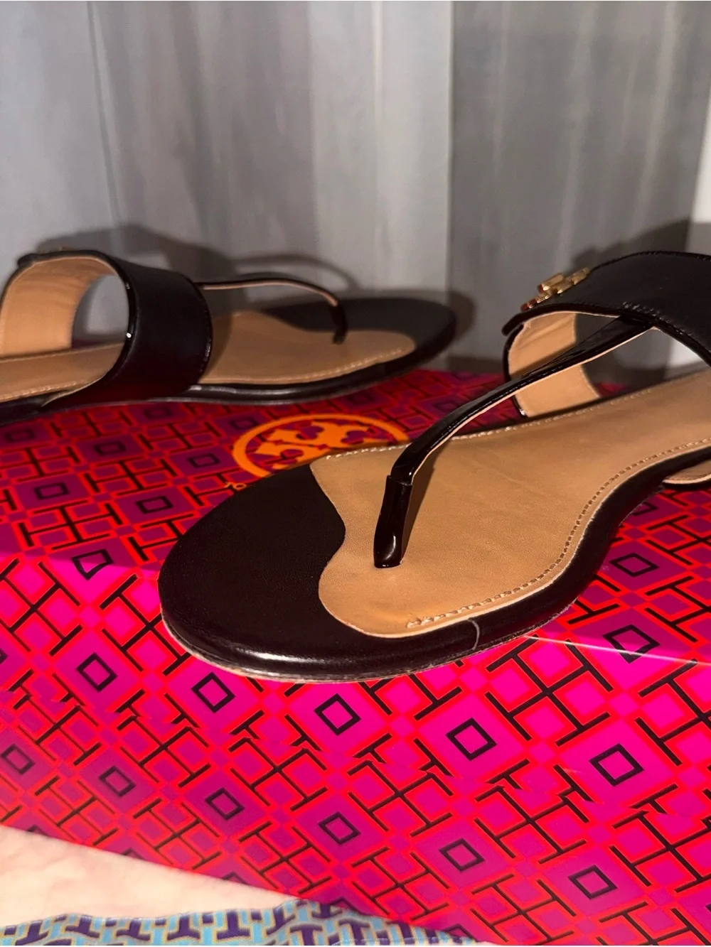 Tory Burch Kira Thong Sandals Calf Leather/Patent Perfect Blk 8.5